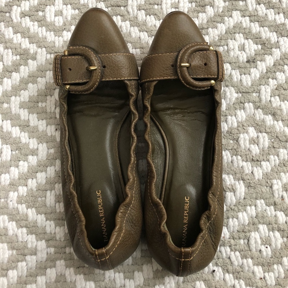 Banana republic flats forest green size 6 pointy